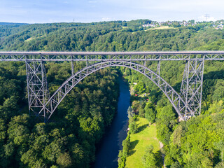 Müngstener Brücke auf Augenhöhe aufgenommen. Die höchste Eisenbahnbrücke Deutschlands ist als...