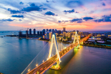 Fototapeta premium 中国海南省海口市世纪大桥城市天际线