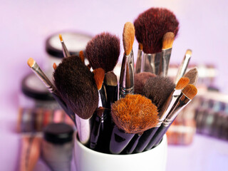 Pinceaux de maquillage avec arri&egrave;re-plan de produits de maquillage cosm&eacute;tique	