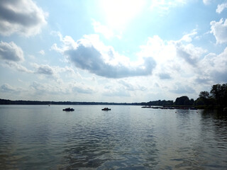 Jezioro Białe nad Okuninką w pobliżu Włodawy, znany kurort turystyczny. Czerwiec 2024