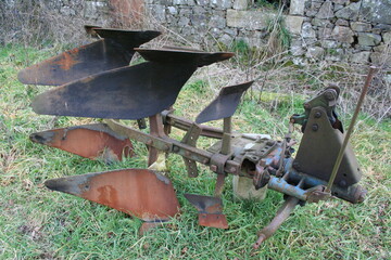 old plough in an abandoned farmyard - vieille charrue dans la cour abandonnée d'une ferme