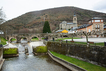 Paisaje con puente romano de Molinaseca, León.