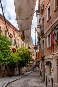 Calles adornadas en Toledo para el Corpus Christi, Espa&ntilde;a