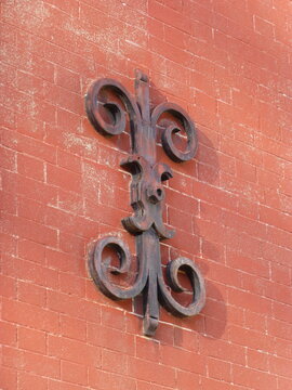 old brick wall with a tie rod key - vieux mur en brique avec une Cl&eacute; de tirant ou croix de chainage