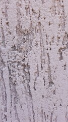 Superfície e muro com cimento texturizado riscado na vertical.