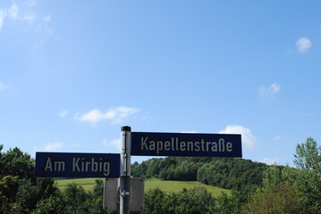 krajobraz okolic z niebem i dolinami © Katarzyna