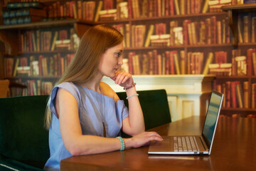 girl working remotely in a cafe