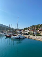 przycumowane łodzie do portu na greckiej wyspie skiathos © Katarzyna