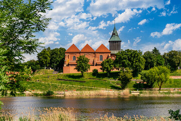 Obraz premium Ancient medieval village church reflected in the river water 