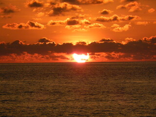 Sol y nubes al atardecer
