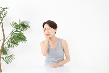 肌トラブルに悩む女性