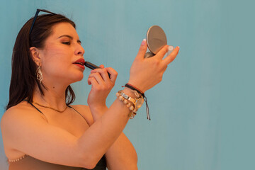 Chica hermosa Maquillando y Perfeccionando la Estética .Embelleciendo con Lápiz y Estilo a una...