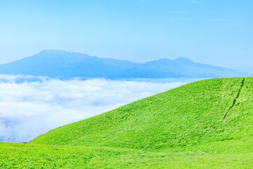Obraz premium 初夏の大観峰から見た雲海と景色 熊本県阿蘇市 Sea of ​​clouds and scenery seen from Daikanbo in early summer. Kumamoto Pref, Aso City.