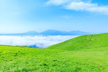 Obraz premium 初夏の大観峰から見た雲海と景色 熊本県阿蘇市 Sea of ​​clouds and scenery seen from Daikanbo in early summer. Kumamoto Pref, Aso City.