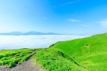 初夏の大観峰から見た雲海と景色　熊本県阿蘇市　Sea of ​​clouds and scenery seen from Daikanbo in early summer. Kumamoto Pref, Aso City.