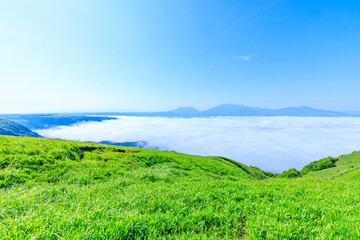 初夏の大観峰から見た雲海と景色　熊本県阿蘇市　Sea of ​​clouds and...