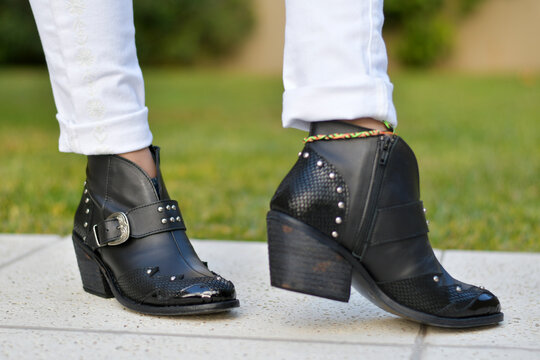 Zapatos de mujer con hebilla y tachas