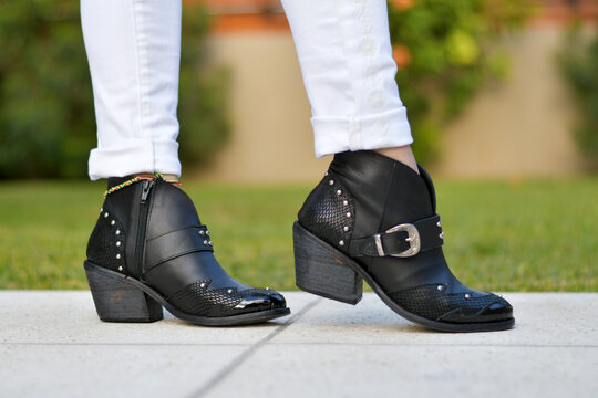 Zapatos de cuero con hebilla y tachas