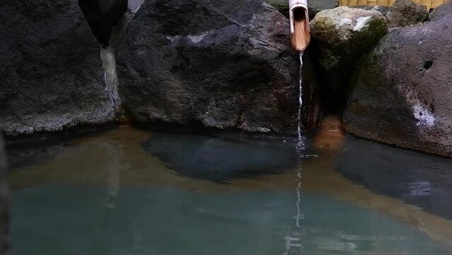 温泉宿の源泉掛け流しの露天風呂でのんびりリラックス

