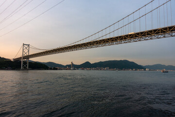 朝日を浴びる関門海峡にかかる関門橋と対岸門司港の風景20240619