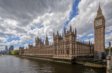 Naklejka premium London united kingdom urban landscapes and scenes on partly sunny day