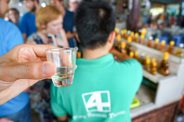 ベトナムのオプショナルツアーの一環で飲んだ少量のハブ酒