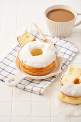 白いアイシングドーナツとカフェオレの美味しいひととき