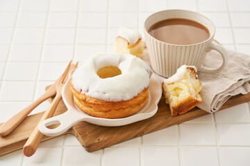 白いアイシングドーナツとカフェオレの美味しいひととき