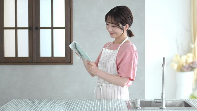 お皿を拭く女性