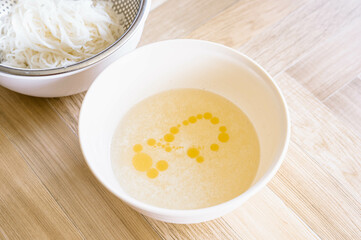 
冷たい鶏ガラスープ　
