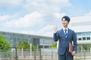 ガッツポーズをするビジネスマン