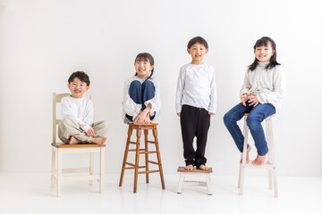 Obraz premium 笑顔で椅子に座っている子ども