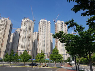 Fototapeta premium An image explaining the sturdiness of Korean apartments, their high-rise design, and the key points of life.