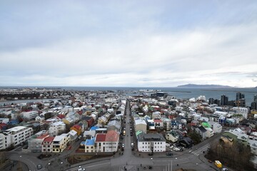 北欧のかわいらしい街並みを高台から眺める