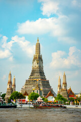 Naklejka premium バンコクにあるワット・アルンのとても美しい風景