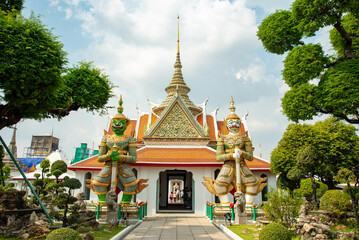 Naklejka premium バンコクにあるワット・アルンのとても美しい風景