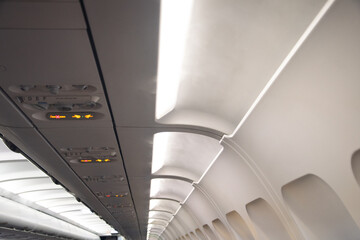 Detalle del techo de un avi&oacute;n comercial