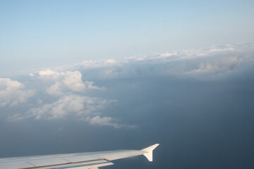Vistas desde un avión volando sobre las nubes
