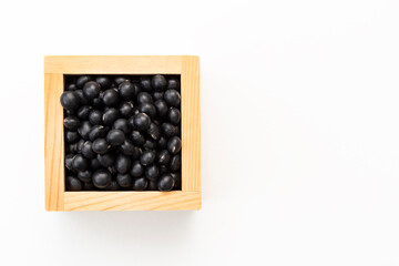 白背景に黒大豆