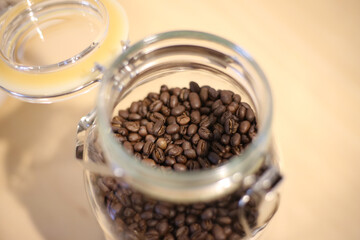 ガラス容器に入れたコーヒー豆