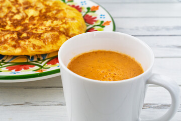 スペイン料理のジャガイモのトルティージャ（スペイン風オムレツ）とスペインのスープ ガスパチョ コピースペースあり
Spanish Tortilla de patatas (Torilla Española, Spanish omelette, Spanish Tortilla) and Spanish soup Gazpacho,copy space available
