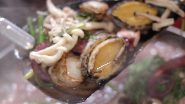 다양한 조개류와 문어가 들어간 해산물 전골