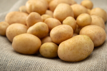 Close-up View of Fresh Organic Potatoes on a Rustic Burlap Cloth, Showcasing Natural Texture, Healthy Harvest, and Earthy Farm Produce