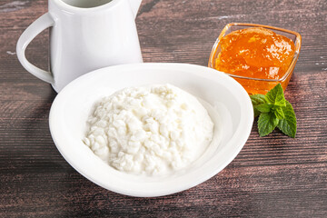 Grain curd with cream and jam