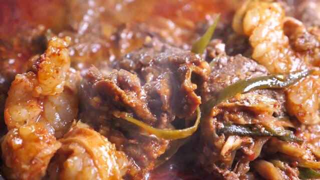 냄비에서 보글보글 끓는 곱창전골