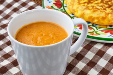 スペイン料理のジャガイモのトルティージャ（スペイン風オムレツ)とスペインのスープ ガスパチョ
Spanish Tortilla de patatas (Torilla Española, Spanish omelette, Spanish Tortilla) and Spanish soup Gazpacho
