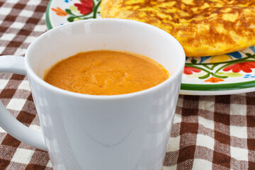 スペイン料理のジャガイモのトルティージャ（スペイン風オムレツ)とスペインのスープ ガスパチョ
Spanish Tortilla de patatas (Torilla Española, Spanish omelette, Spanish Tortilla) and Spanish soup Gazpacho
