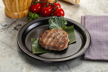 Grilled tuna medallion in the plate