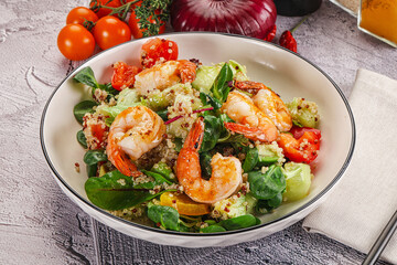 Salad with prawn and quinoa