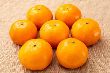 麻の布にミカン